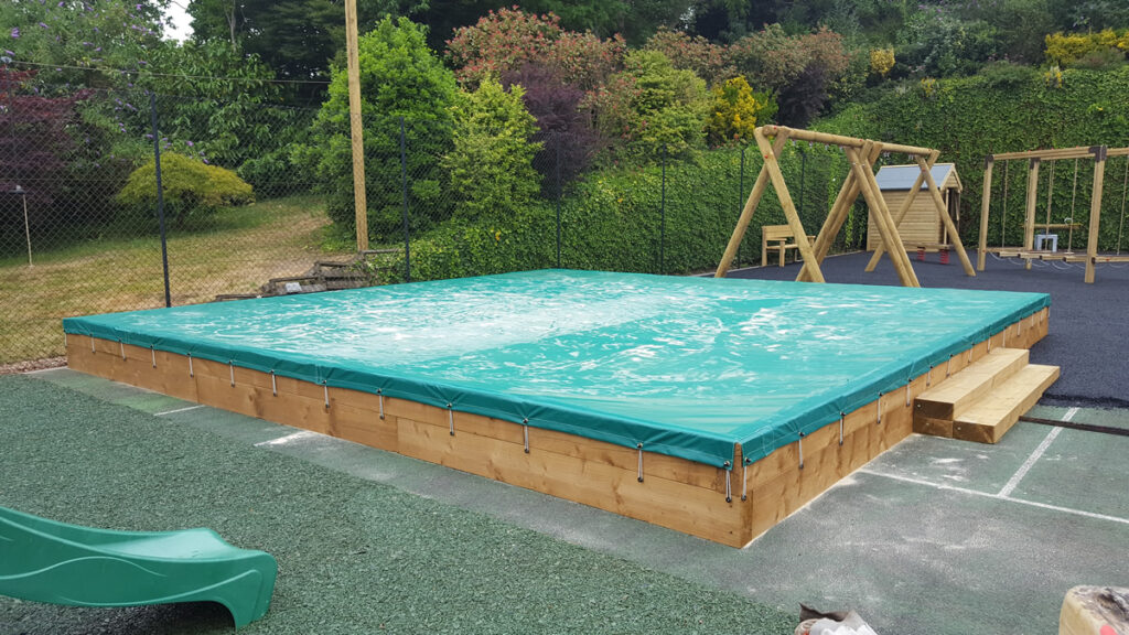 Large sandpit cover with toggles