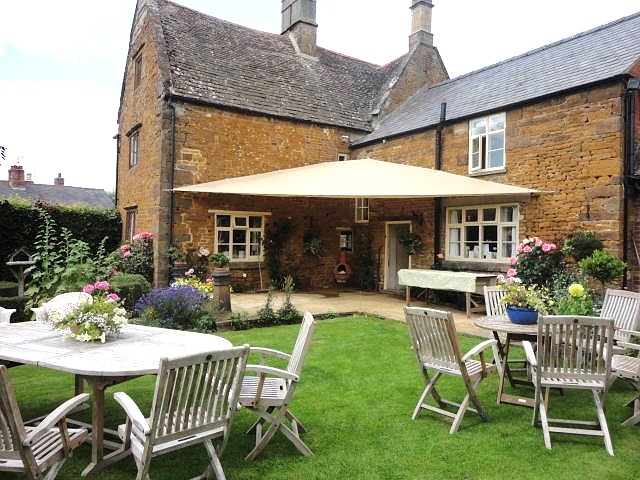 Tensioned garden shade sail