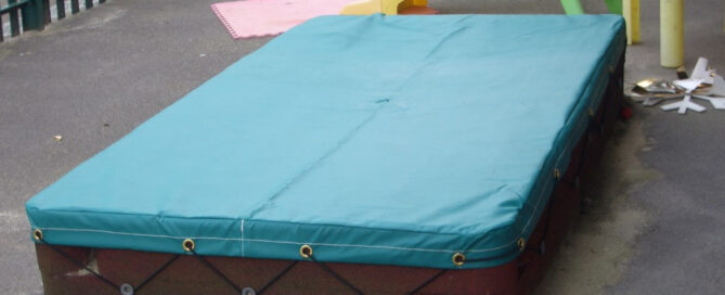 Small sandbox top with bungee